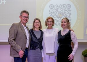 Von der Strategie zur Umsetzung: Mit der KI-Qualifizierungsinitiative setzen die LEADER-Region Waldviertler Wohlviertel und das Institute for AI zentrale Ziele der niederösterreichischen KI-Strategie in 18 Gemeinden um. V.l.n.r.: LAbg. Franz Linsbauer, Verena Manhart, Landeshauptfrau Johanna Mikl-Leitner und Florentina Zach.